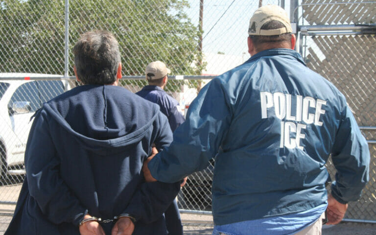 Esta nota trata sobre como saber si posee una orden de deportación en los EEUU. La imagen es solo ilustrativa