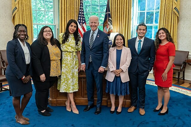 Nota informando las últimas noticias de inmigración 2021. La imagen es de una reunión entre el presidente Biden y algunos Dreamers a principios de este año.