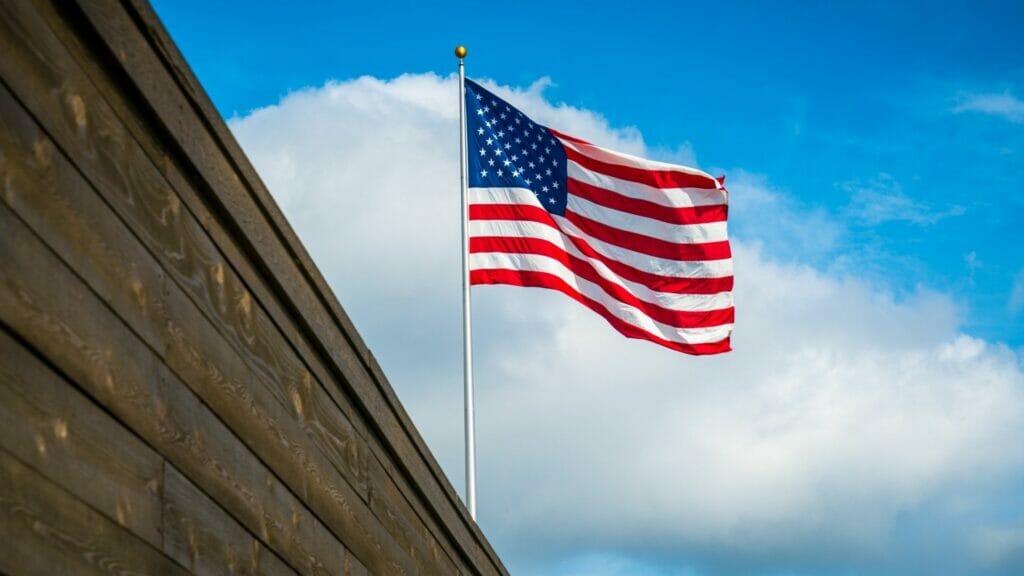 Este imagen muestra una bandera estadounidense, presentada en un artículo que trata sobre el Boletín de Visas. La imagen es sólo ilustrativa